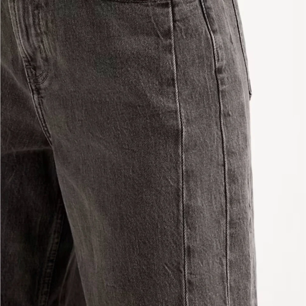 Old Navy Women's High-Rise Barrel Leg Jeans in Black Wash. - Picture 4 of 8